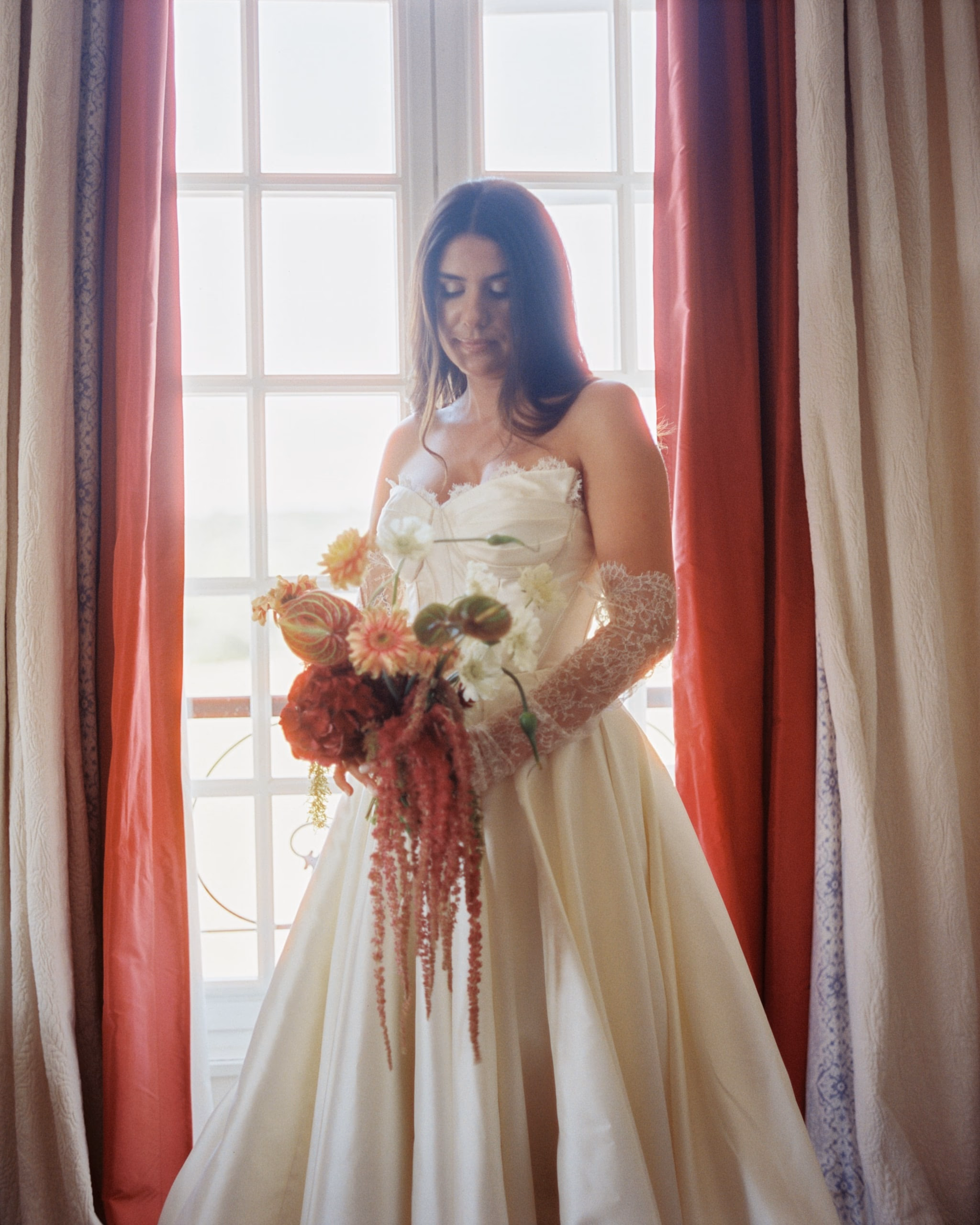 bride portrait in her room with her flower bouquet, south of france, provence, wedding, shot on film, analog photography, bastide d'astres