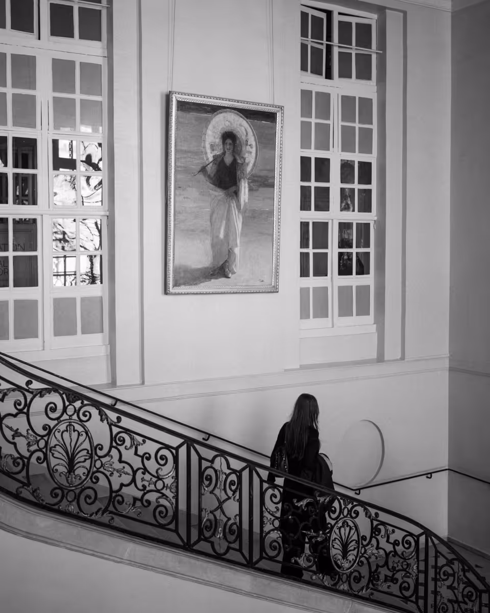 Black-and-white view of a visitor on the Musée Rodin staircase.