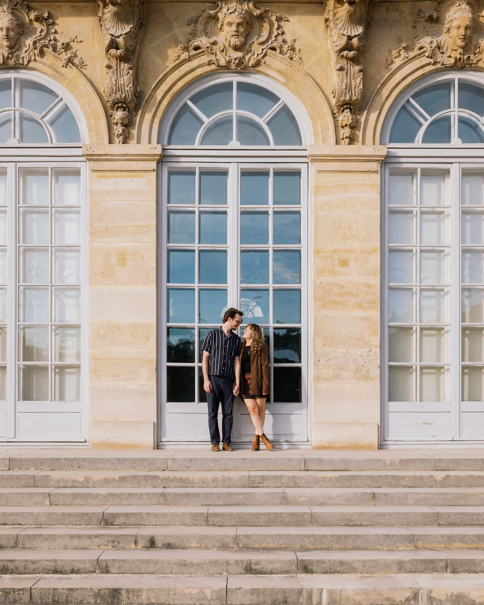 Paige and Reinhardt holding hands on the steps outside the Musée Rodin.