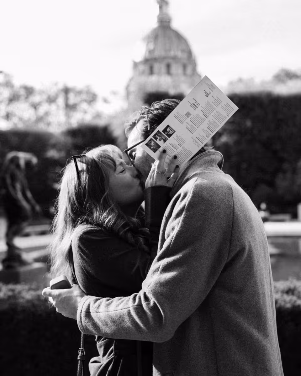 Black-and-white photograph of Paige and Reinhardt kissing in the Musée Rodin garden.