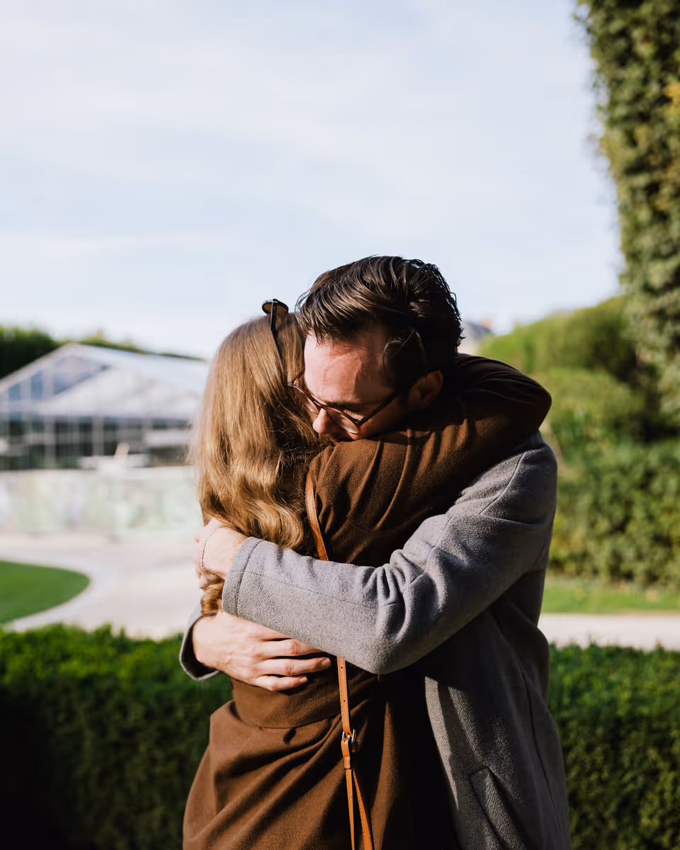 Paige and Reinhardt embracing in the Musée Rodin garden.