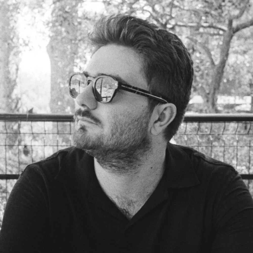 Quentin Carlier, Paris proposal photographer, in a black and white portrait