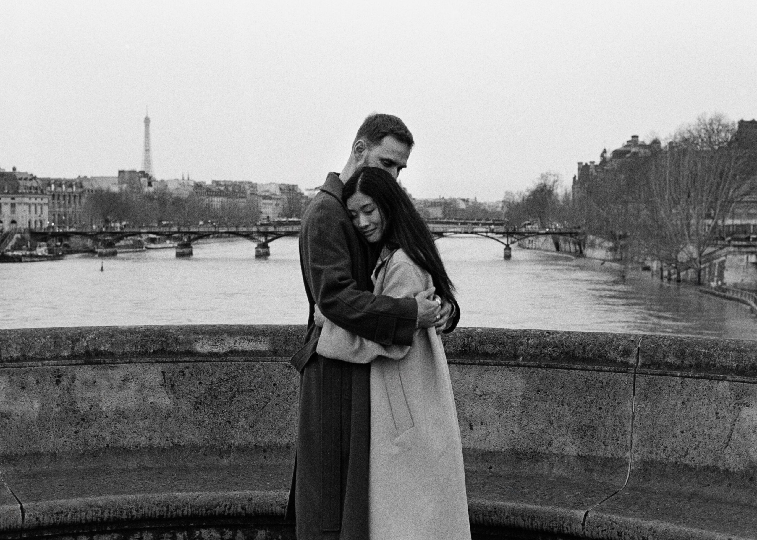 couple portrait paris on a bridge shot on film — Suzanne & Titouan, by couple photographer Quentin Carlier