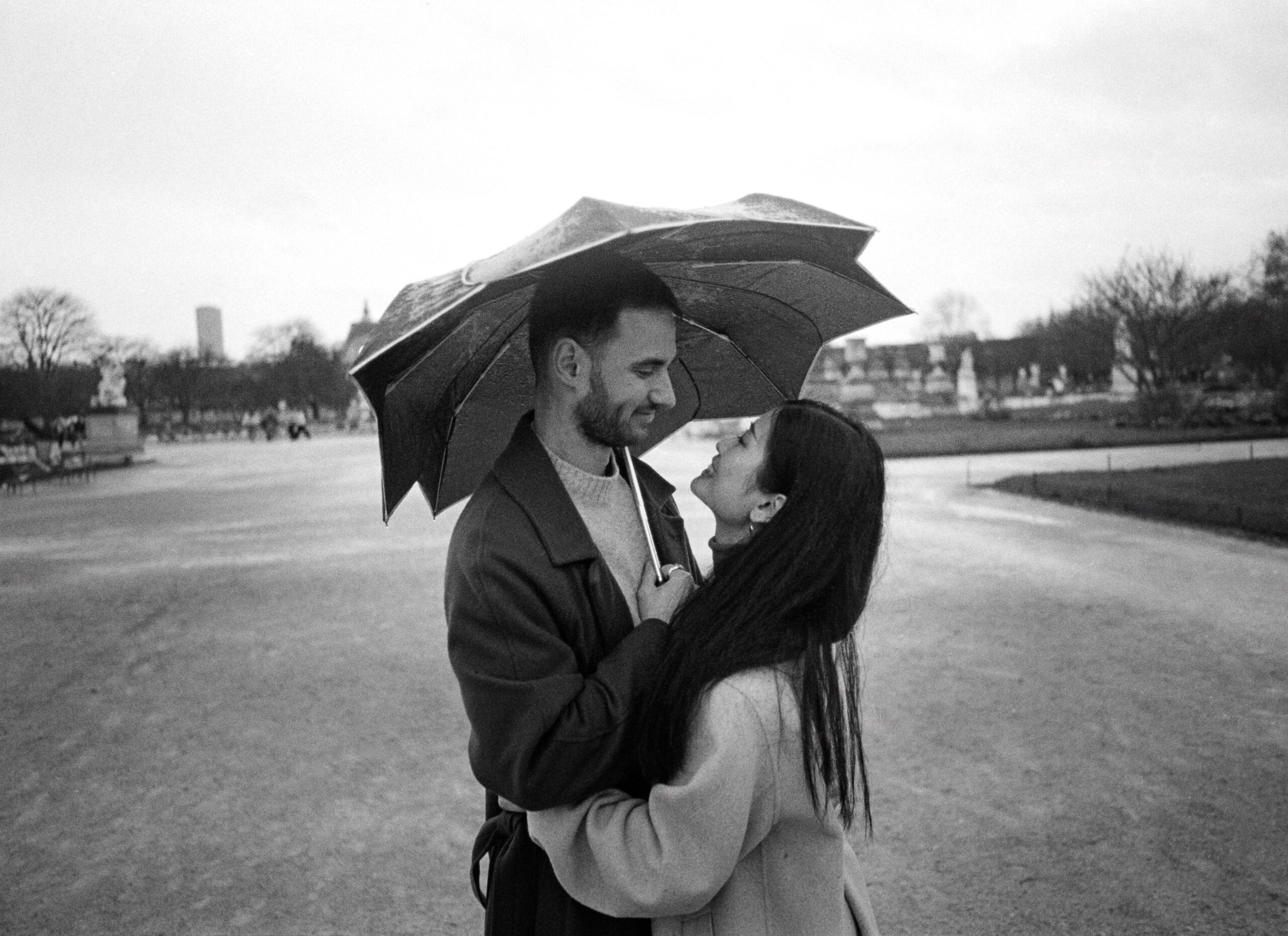 Photographe couple Montmartre — couple portraits in the cobbled streets of Montmartre, Paris