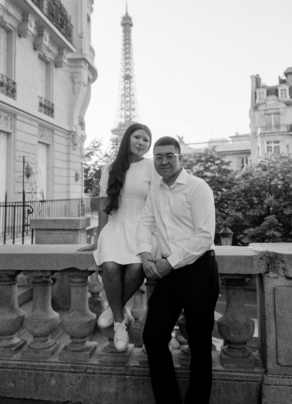 Couple on the staircase of the Avenue de Camoëns — couple photoshoot Eiffel Tower Paris — Quentin Carlier